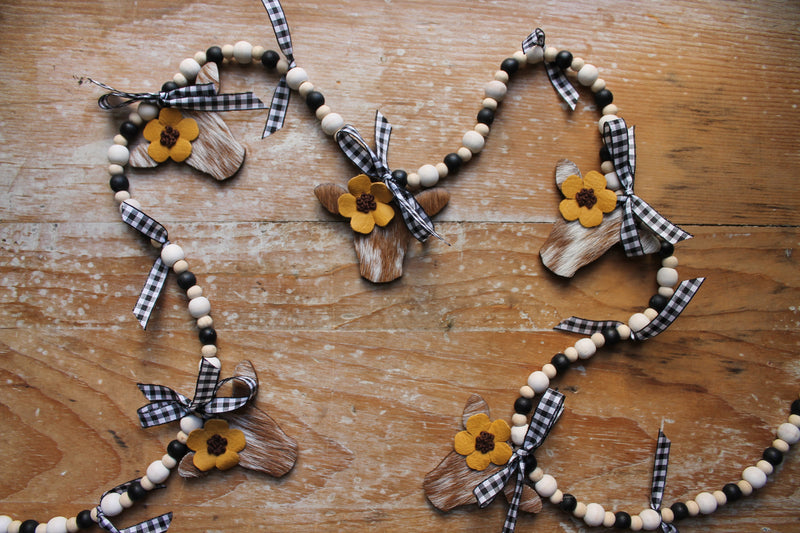 Mini Red and White Speckled Heifer Head Garland with Sunflowers